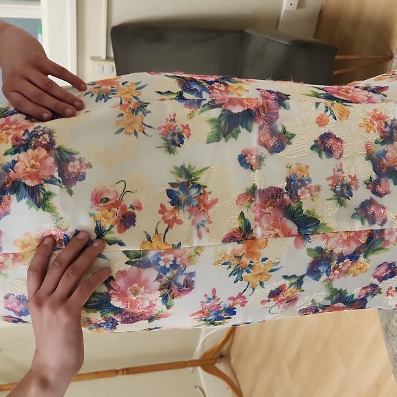 Size 4 to 6 (tag 6) two piece prom dress NWT white/floral design trumpet skirt - Picture 12 of 12